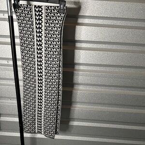 NWT!!! Michael Kors Monogram Black and White Scarf, OS